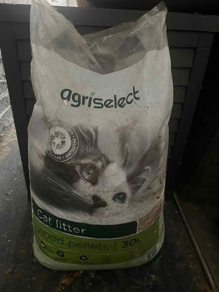 Photo of free 2 bags of 30 litre wood pellet cat litter (Chelsea SW3) #1