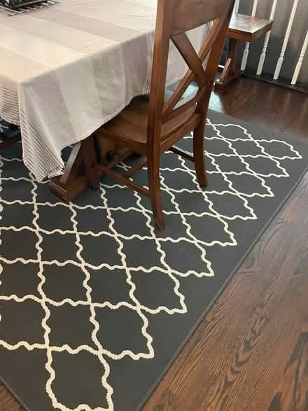 Photo of free Hovslund Area Rug (Rosslyn) #2