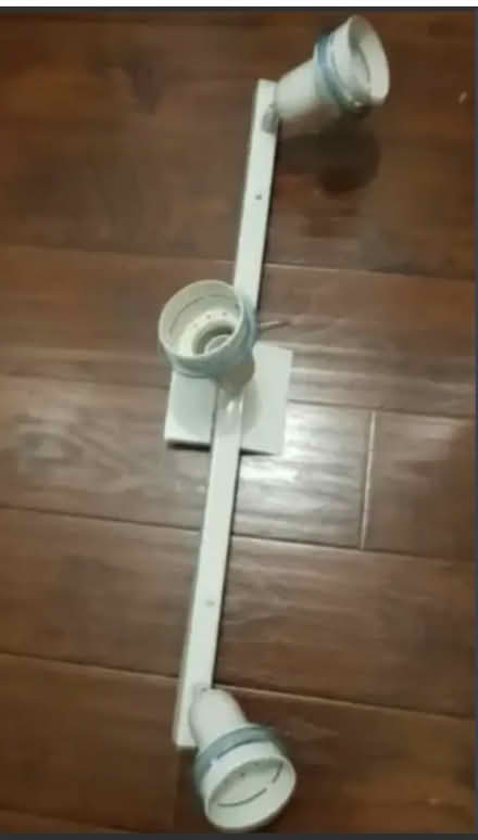 Photo of free 3 bulb ceiling track light (Oakvlle Dundas & Neyagawa) #1