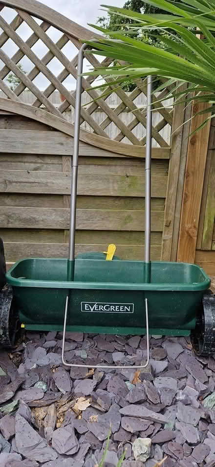 Photo of free Lawn feed spreader (TN40 chantry Bexhill) #1