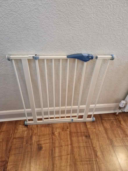 Photo of free Lindam metal baby/pet gate (LU6 North Dunstable) #1