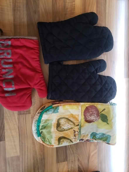 Photo of free Oven mitts (CH49) #1