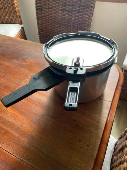 Photo of free Large stainless steel soup pot (EH41) #1
