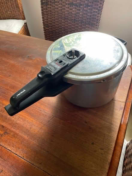 Photo of free Large stainless steel soup pot (EH41) #3