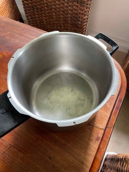 Photo of free Large stainless steel soup pot (EH41) #2