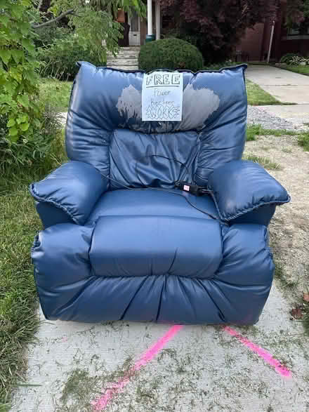 Photo of free power recliner - works (New Center/Metro Detroit Area) #1
