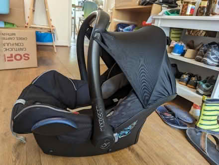 Photo of free Maxi Cosi car seat & isofix (Croydon CR0) #2