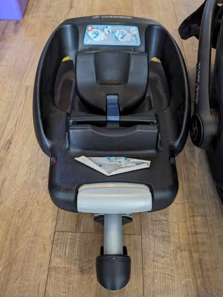Photo of free Maxi Cosi car seat & isofix (Croydon CR0) #4