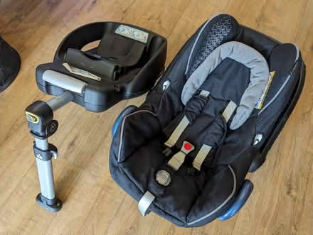 Photo of free Maxi Cosi car seat & isofix (Croydon CR0) #1