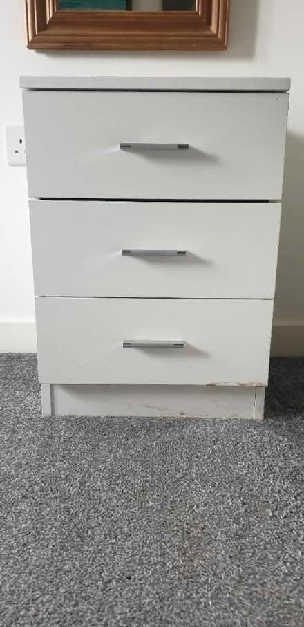 Photo of free White bedside cabinet (SK14 (Hyde)) #1