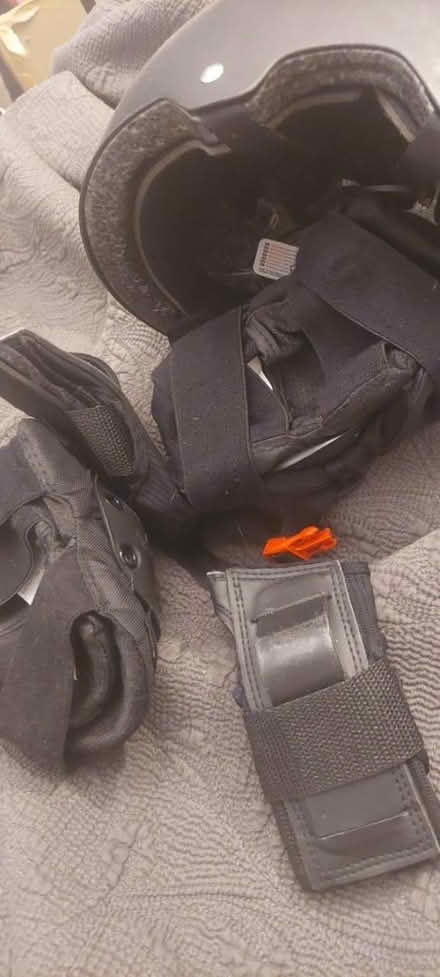 Photo of free Kids skateboard helmet and pads (Kingston KT1) #1