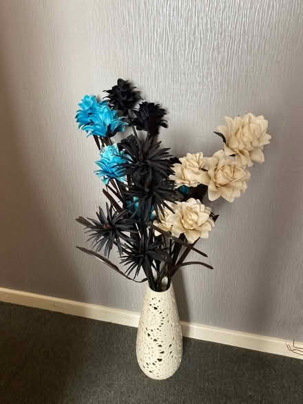 Photo of free Vase with flowers (Darlington DL1) #1