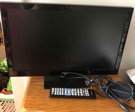 Photo of free 16” Samsung TV (East Oak Park) #1