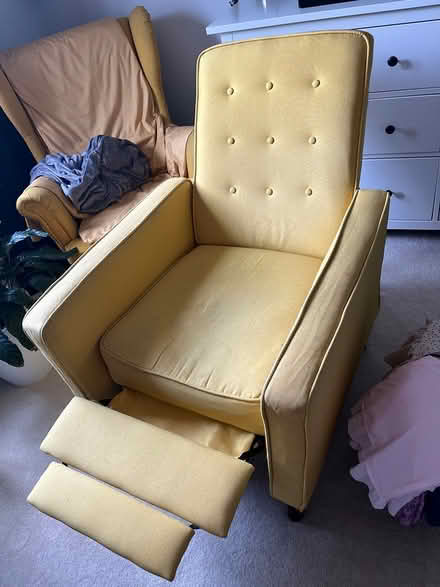 Photo of free Chair (Third line and QEW) #1
