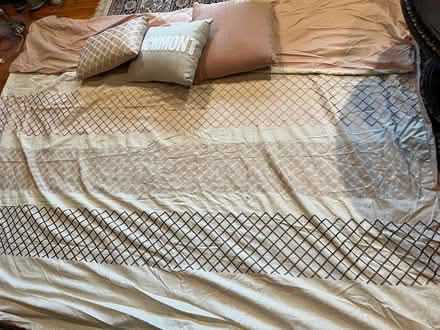 Photo of free duvet cover with decorative pillows (Scarsdale/New Rochelle) #1