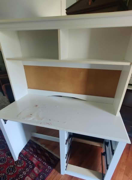 Photo of free White desk and hutch (60136) #1