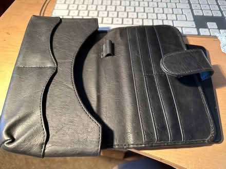 Photo of free Case Logic Leather case (LU2 Round Green) #2