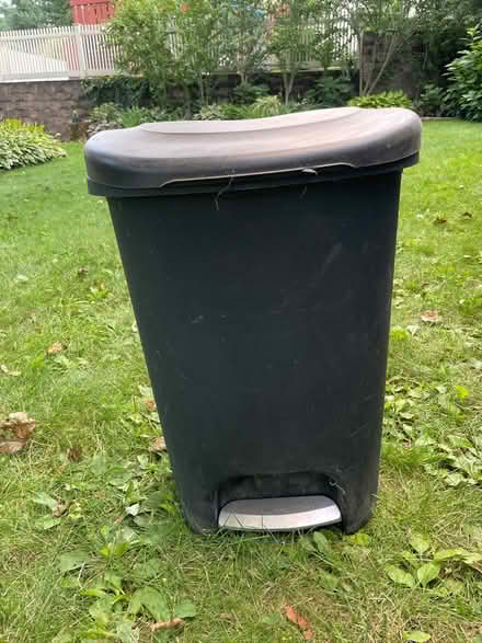 Photo of free Trash can (Hartsdale) #1