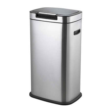 Photo of closed kitchen bin (Earl’s Court SW5) #1