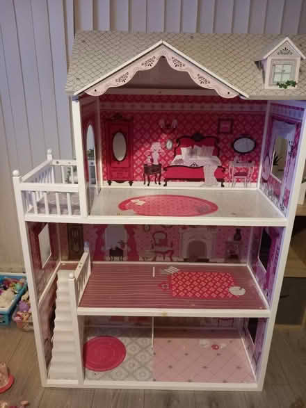 Photo of free Large dolls house (WS8) #1