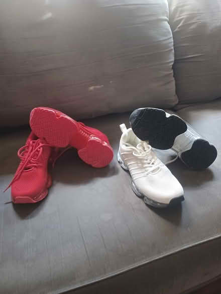 Photo of free New sneakers (South ozone pk, queens) #1