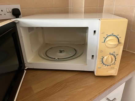 Photo of free Samsung Microwave (Cheltenham GL52) #3