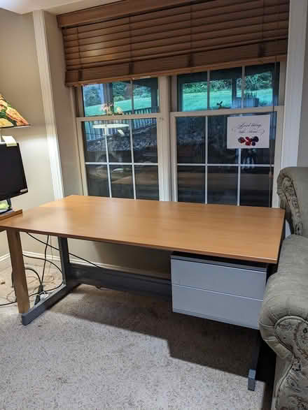 Photo of free Writing Desk with 2 drawers (Fairfax (22032)) #1