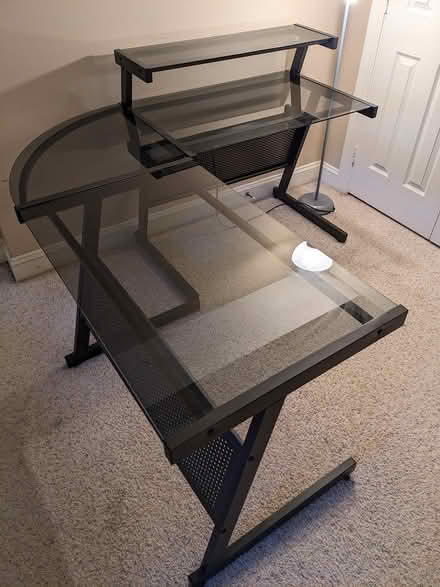 Photo of free L-shaped desk (Fairfax (22032)) #3