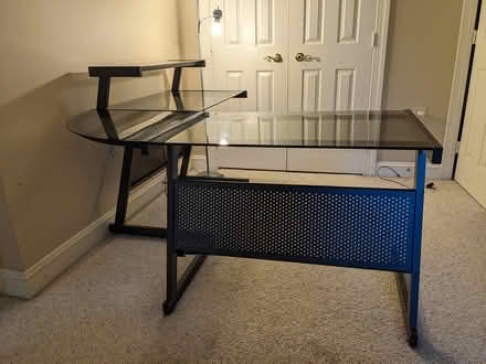 Photo of free L-shaped desk (Fairfax (22032)) #2
