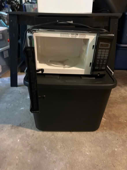 Photo of free Regal 700 Watt Microwave Oven (Briarcliffe, Wheaton) #2
