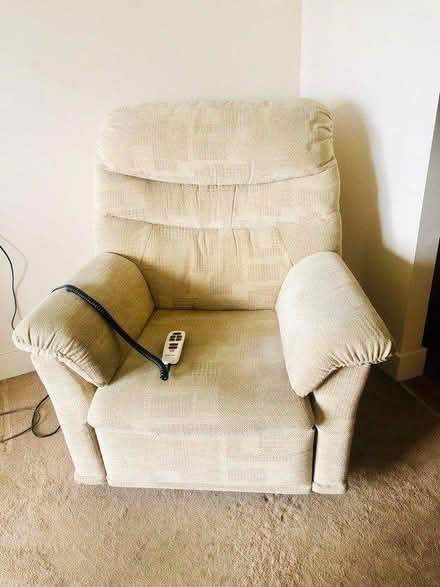 Photo of free Electric Recliner and riser chair (Bedford MK40) #2