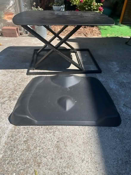 Photo of free standing desk and pad (Woodside Plaza) #1