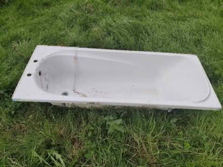 Photo of free Bath. Fiberglass, white. (Cefn Mawr LL14) #3