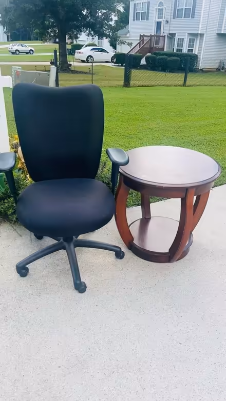 Photo of free end table (Fairburn,Ga 30213) #1
