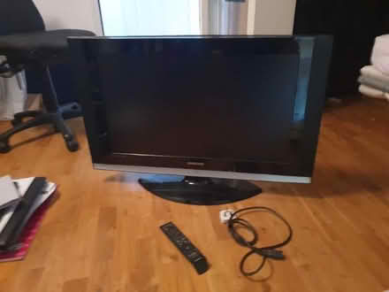 Photo of free 28 inch Samsung LCD TV with remote. (New Malden KT3) #1