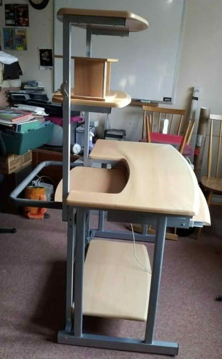 Photo of free Desk (LE9) #3