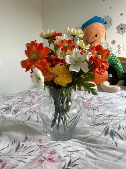 Photo of free Artificial Flowers and Vase (DE22) #1