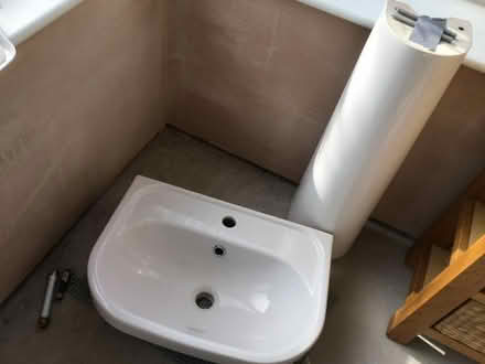 Photo of free Washbasin and pedestal. (Stretton DE55) #2