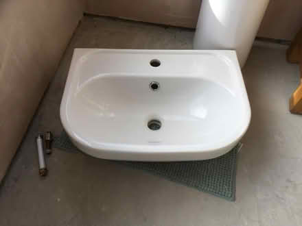 Photo of free Washbasin and pedestal. (Stretton DE55) #1