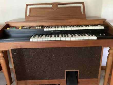 Photo of free electric organ (west side Guelph) #1