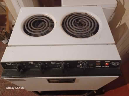 Photo of free Baby Belling mini range (oven needs fixing) (Bellevue EH7) #1