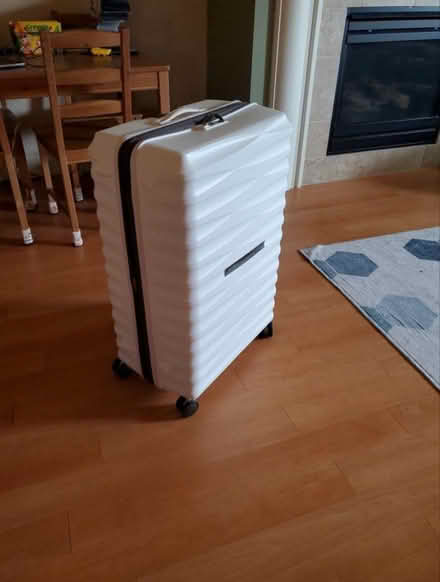 Photo of free Samsonite Voltage DLX 29", white (Far west side) #1