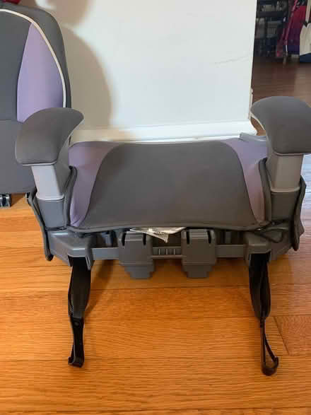 Photo of free Graco booster seat (Silver Spring-Holy Cross Hosp.) #3