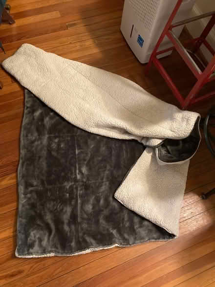 Photo of free Warm comfy throw blanket (Petworth) #1