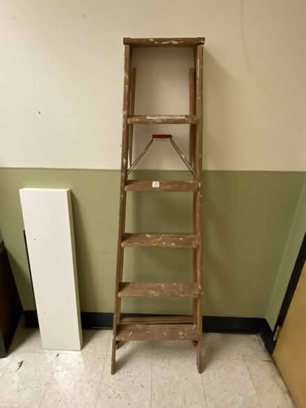 Photo of 6’ wooden ladder (Media, 19063) #1