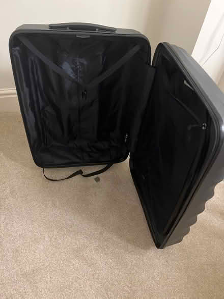 Photo of free suitcase - telescopic handle broken (CH1 4jJX be Racecourse) #2
