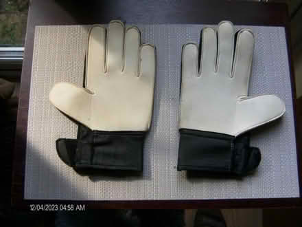 Photo of free Goalkeeper Gloves - size 9 (Aigburth L17) #2