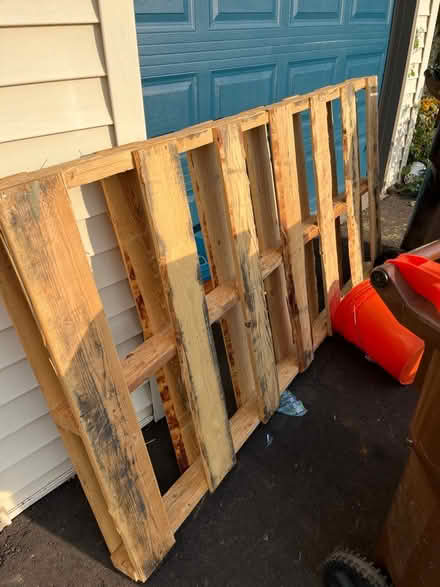 Photo of free Pallet (South Maplewood) #1