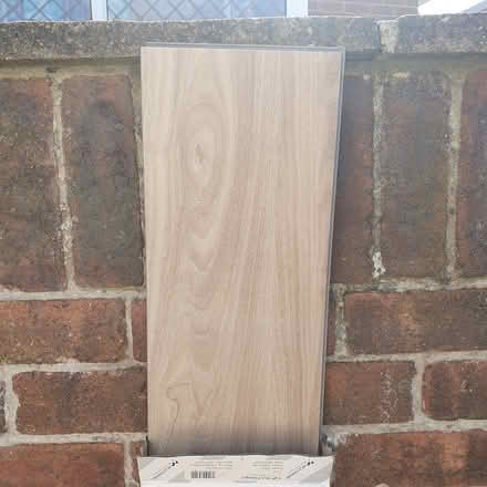 Photo of free laminate flooring light oak (mansfield, NG18) #1