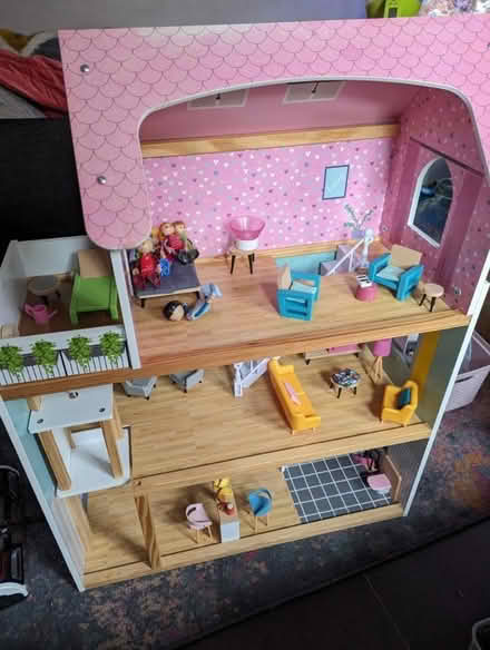 Photo of free Dolls house (L6) #2